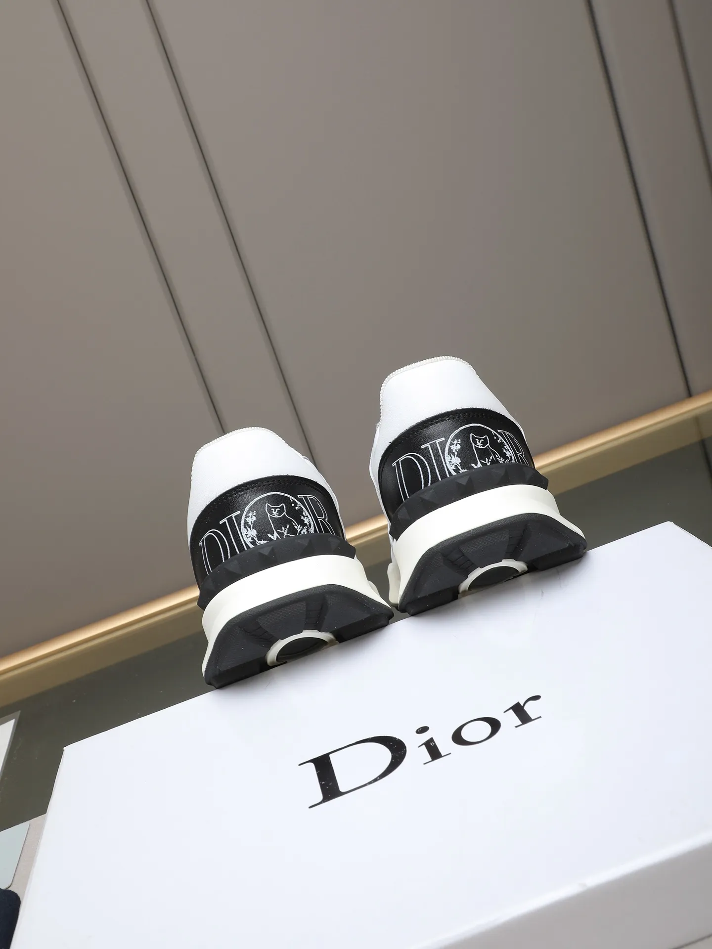 🆕🆕🆕Men's Shoes💰P440 Dior's avant-garde and versatile fashionable men's shoes are privately modeled, calfskin stitched with Dior's special waterproof fabric, fashionable, simple, stylish, eye-catching and classy. It will subvert old ideas and be a must-have for fashionistas who want to spend time with you! Must keep it for yourself! High and comfortable but low, high-end quality workmanship. Code number: 38-44 (45 customized) 4 colors for your choice [kiss][kiss][kiss]